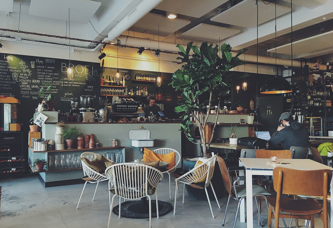 บรรยากาศภายในร้าน TJ Coffee โต๊ะไม้ แสงอุ่น และที่นั่งสบาย