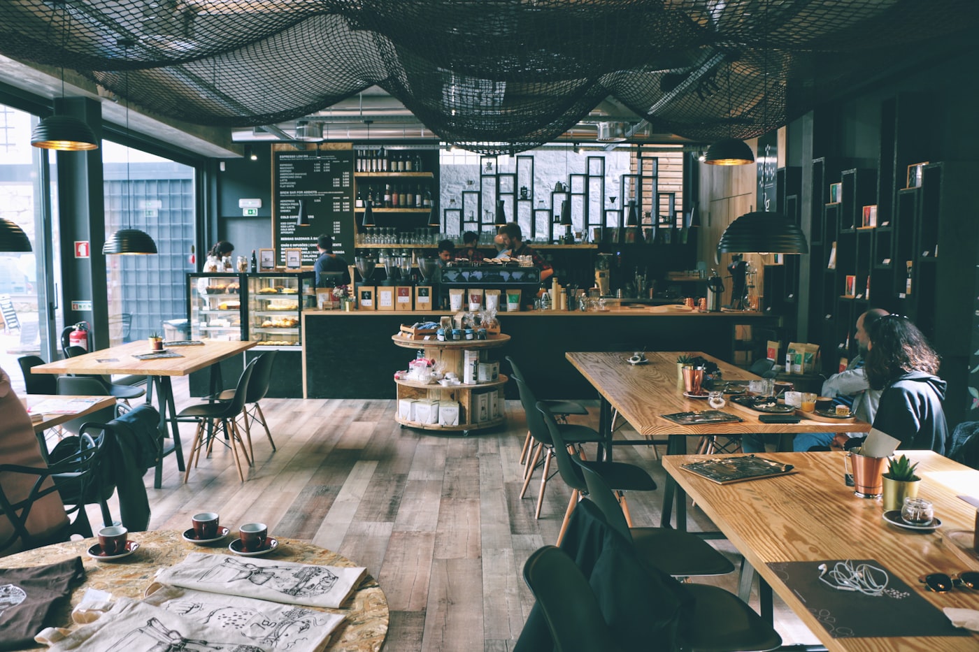 ผู้คนนั่งคุยกันในร้านกาแฟ