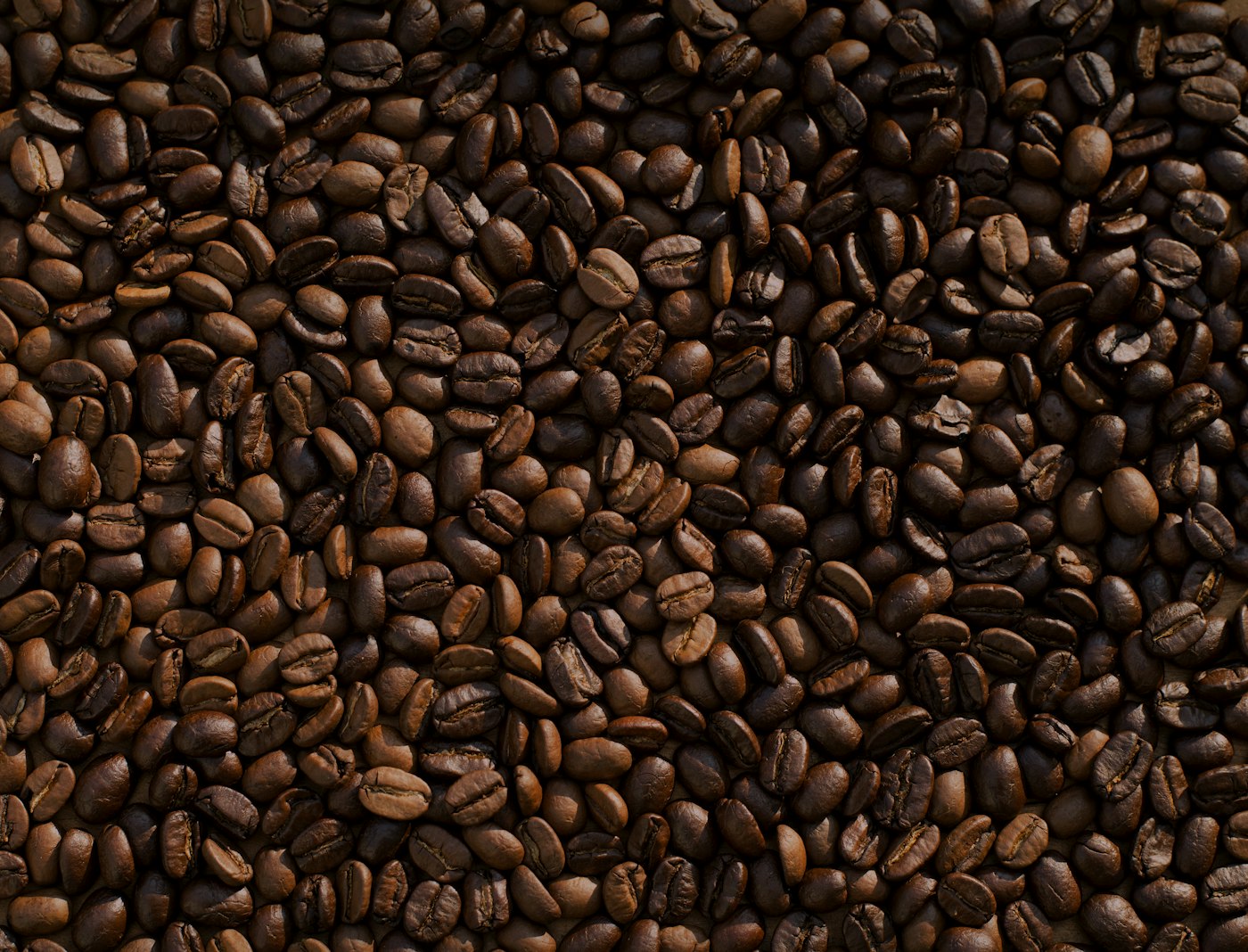 เมล็ดกาแฟคั่วบนพื้นไม้